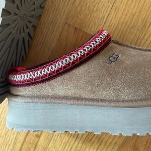 NWOT Ugg platform Slippers